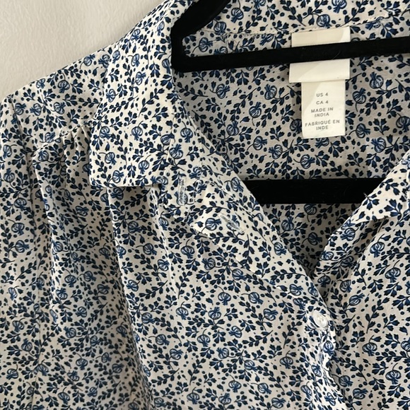 ✨2/$25✨ Floaty & Light Floral Blouse - Picture 2 of 5